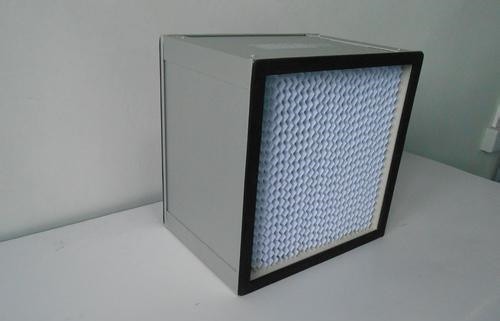 新款ULPA高效過濾器的濾芯用超細玻璃纖維濾料經打膠折疊而成，外框可選用夾層木板、鍍鋅銅板、不銹鋼板及鋁合金板，通過聚氨酯膠緊密粘接，具有質量輕、透氣量大，集塵率高達99.95-99.999%，且耐堿，耐高溫。ULPA過濾器用于電子廠、半導體、精密機械、制藥、醫(yī)院、食品等行業(yè)中對潔凈度要求交高的民用或工業(yè)潔凈廠所的末端過濾，下面由北方濾器為大家講解新款ULPA(超高效)過濾器的特點及參數(shù)